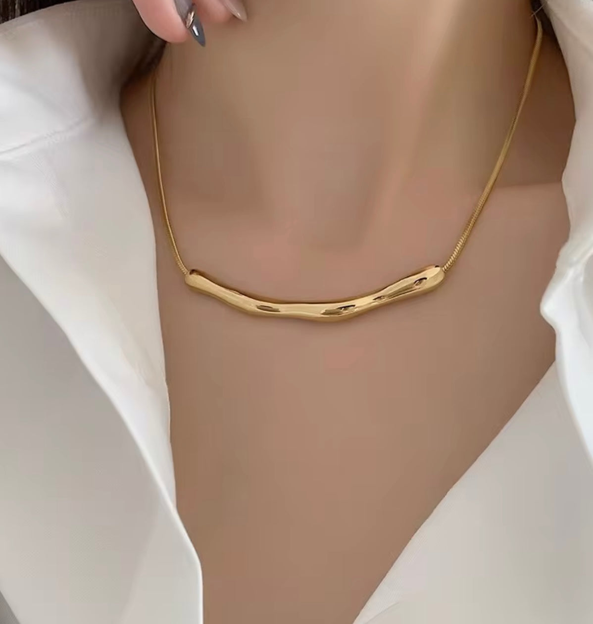 Aura Curved Gold Necklace
