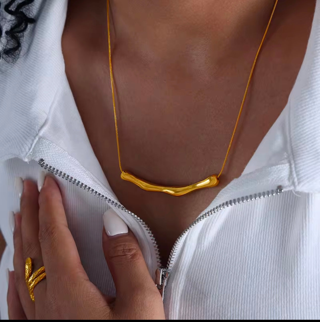 Aura Curved Gold Necklace