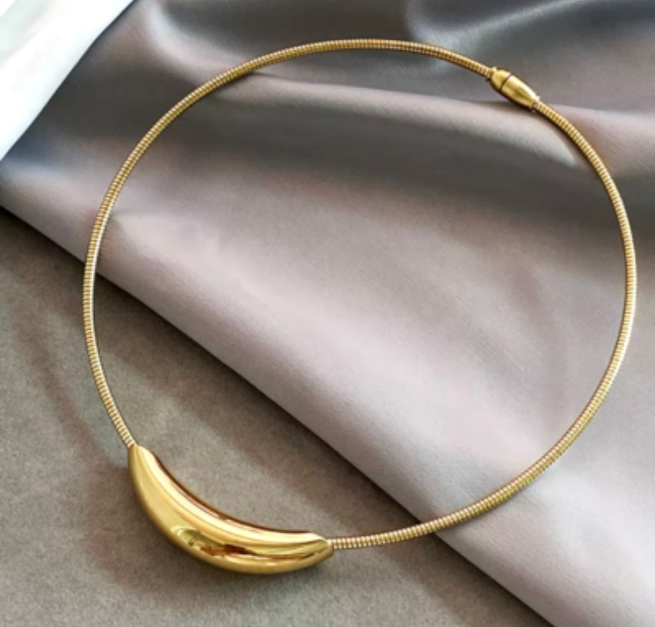 Mira Curl Tube Necklace