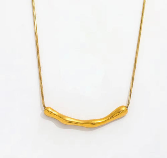 Aura Curved Gold Necklace