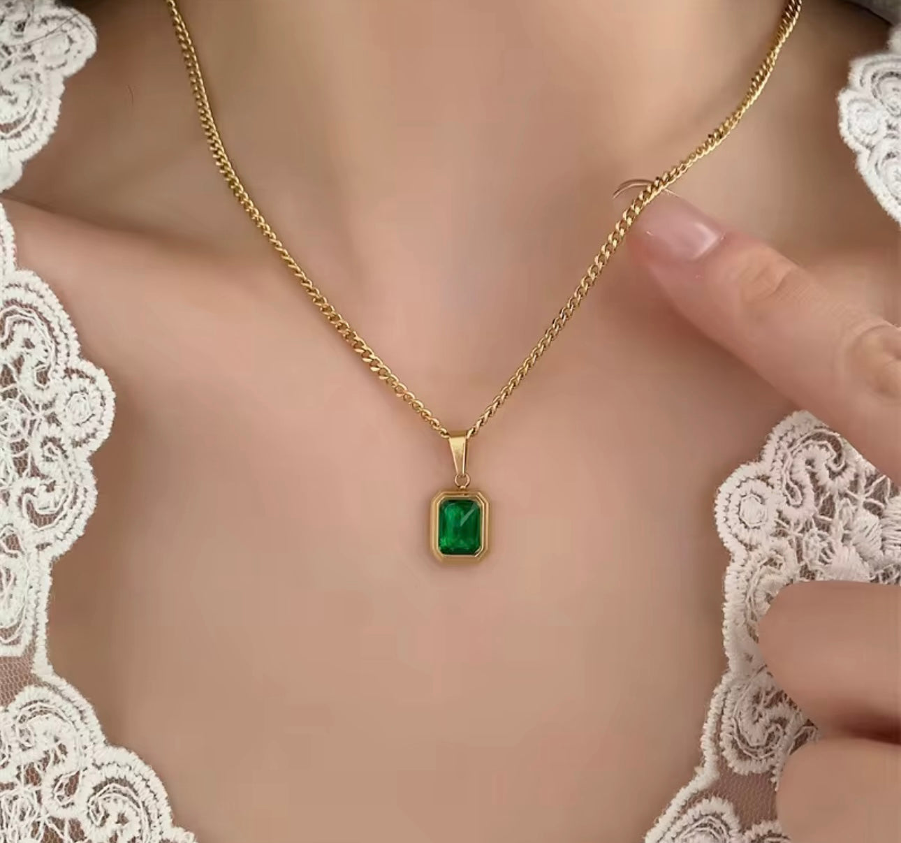 Gold Green Emerald Pendant Necklace